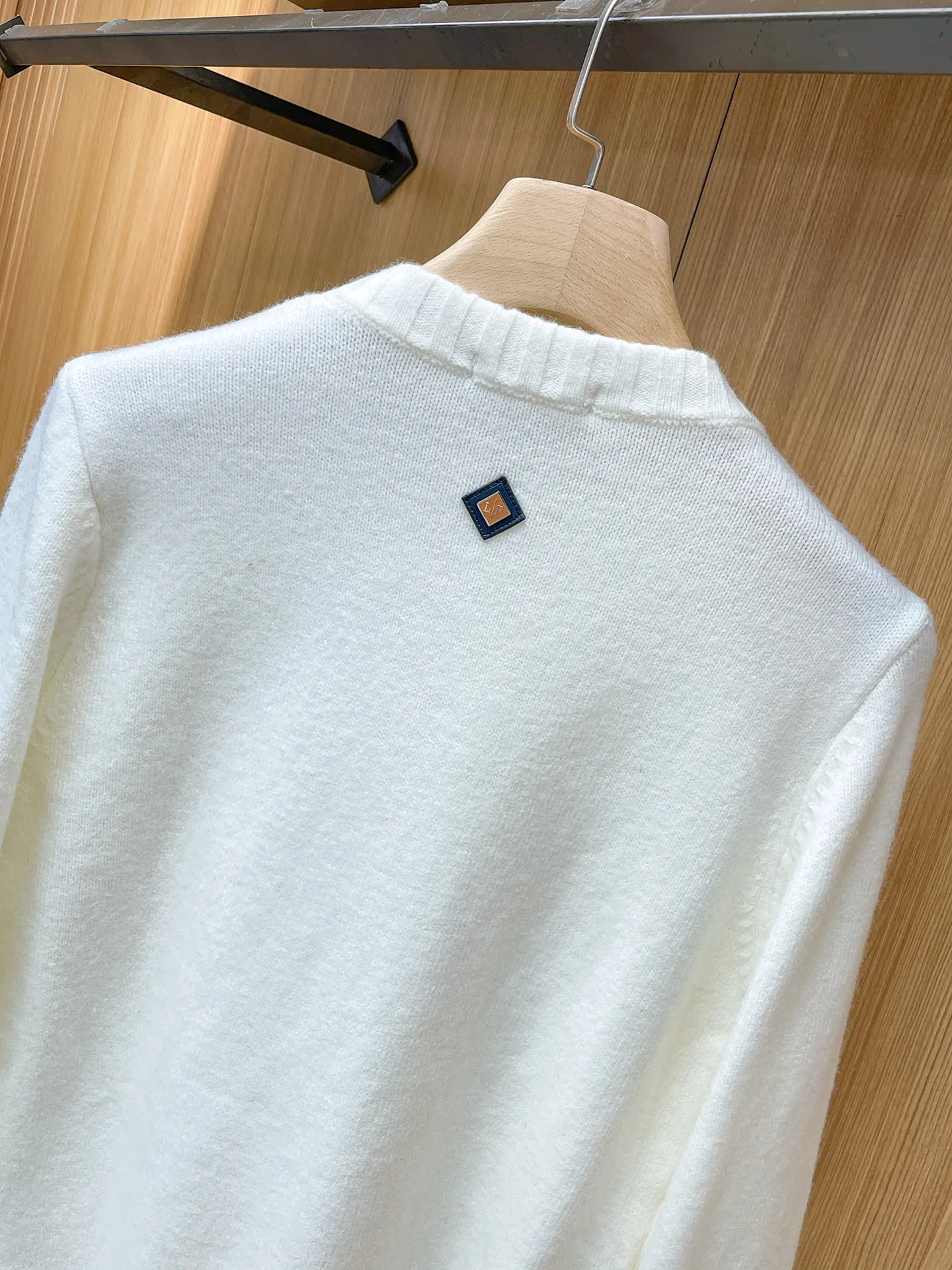 LP's new autumn and winter low-key luxury sweater, a trendy gentleman's round neck Premium sweater. Wool yarn blending. Only double-layer yarn can produce such a premium effect. It is a channel product of a trading company. It is a winter star-level item. It is easy to wear and practical. It is an all-purpose basic Versatile style. The texture is excellent. It is skin-friendly and comfortable without scratching. It is a high-end fashion base layer that is extremely comfortable whether worn alone or layered. It has an excellent texture for close-fitting wear. Demonstrate high-end and invincible fashion! Slim-fitting but not tight, with high elasticity on all sides, it is definitely a very comfortable upper body experience. It is a must-have item for winter wear! The wiring is neat and delicate, the details are exquisite, and the upper body effect is excellent. There is no age limit, and it is the best product on the Internet! Size: S M L